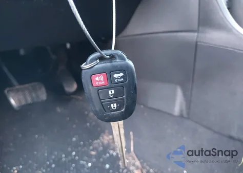 2017 Toyota Corolla Le z USA, uszkodzony, nr VIN 5YFBURHE6HP688850